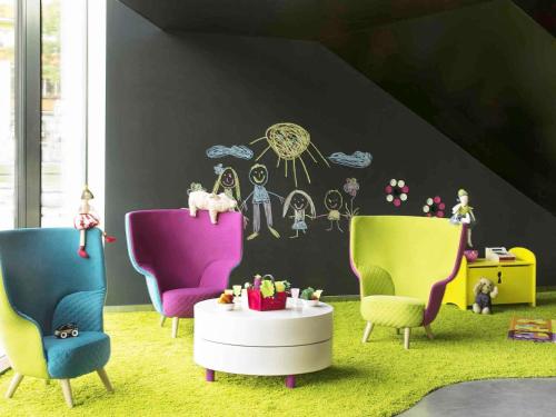 a room with three chairs and a table in a room at Ibis Styles Wroclaw Centrum in Wrocław