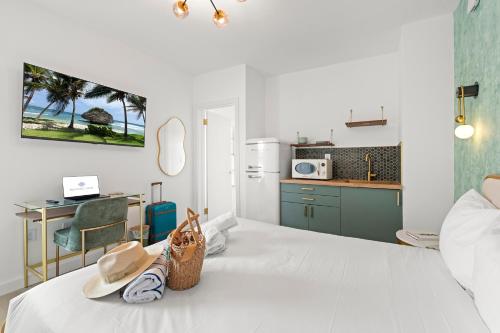 Una habitación con una cama con una cocina y una mesa. en Bianco Hotel, en Miami