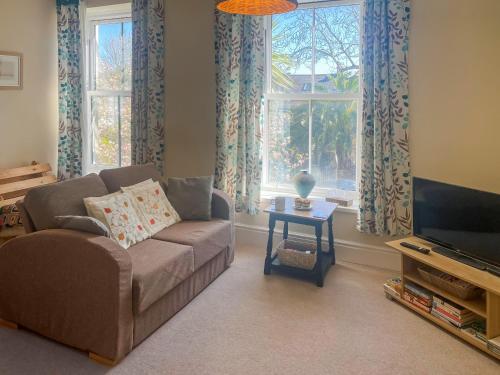 ein Wohnzimmer mit Sofa und Fernseher in der Unterkunft Elsewhere in Penzance