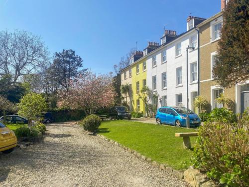 eine Reihe von Häusern mit vor ihnen geparkt in der Unterkunft Elsewhere in Penzance