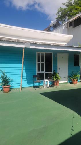 a blue house with a lawn in front of it at Residencial Oasis in Sámara