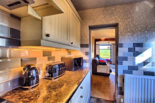 Kuchyň nebo kuchyňský kout v ubytování Wharfe View Cottage Ilkley