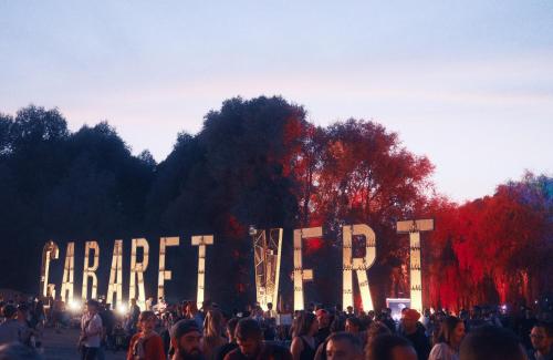 a crowd of people standing in front of a giant sign at Studio 1 du SPA Célinie in Warcq