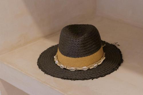 Un sombrero marrón sobre una mesa en Leopard House, en Watamu