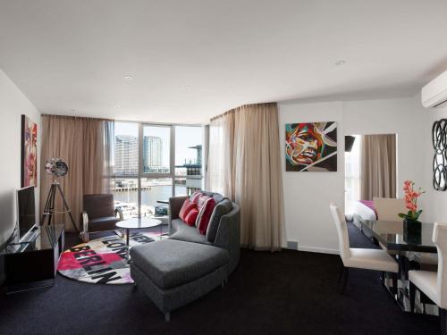 Posezení v ubytování The Sebel Melbourne Docklands Hotel