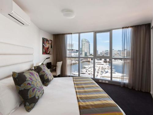 Postel nebo postele na pokoji v ubytování The Sebel Melbourne Docklands Hotel
