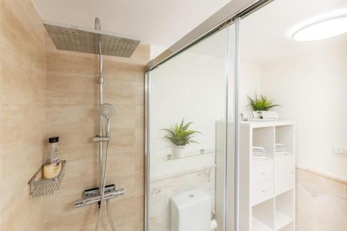 Ένα μπάνιο στο luxury duplex apartment with beautiful sea views