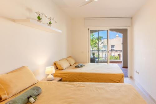 Ένα ή περισσότερα κρεβάτια σε δωμάτιο στο luxury duplex apartment with beautiful sea views