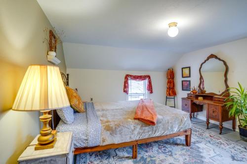 Postel nebo postele na pokoji v ubytování Chateau Merlot - Private Appalachian Cottage