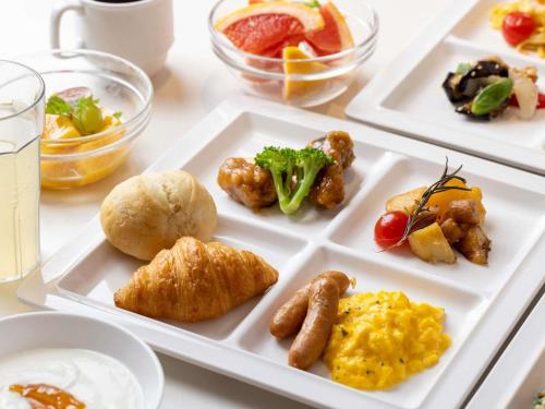 um prato branco com diferentes tipos de alimentos nele em ibis Styles Kyoto Station em Quioto