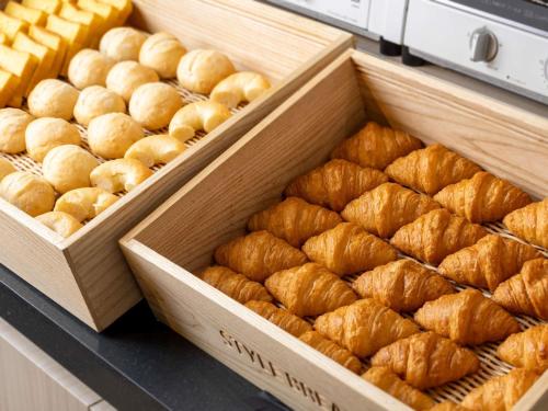 duas caixas de madeira cheias de pãezinhos em ibis Styles Kyoto Station em Quioto