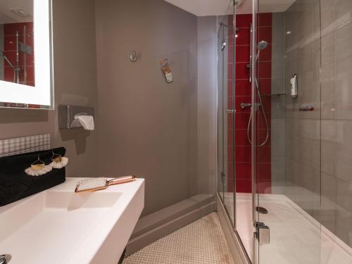 Salle de bains dans l'établissement ibis Styles Lille Centre Grand Place