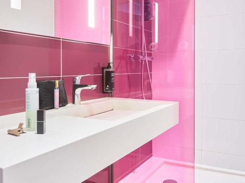 Bilik mandi di ibis Styles Montelimar Centre