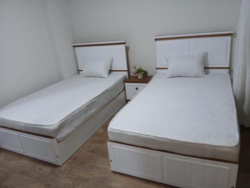 deux lits côte à côte dans une chambre dans l'établissement Janna new furnished luxury wide apartment the, à Sheikh Zayed