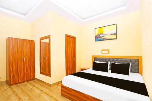a bedroom with a large bed in a room at Hotel O Gala Banquet in Rānchī