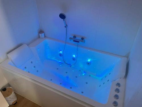 Foto La suite de cœurs avec jacuzzi 1