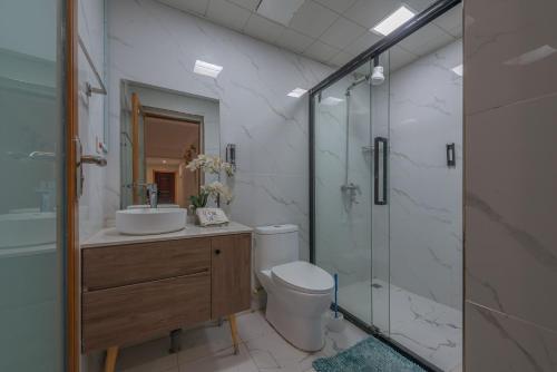 Phòng tắm tại Spacious 2 Bedroom 5 minutes from JKIA Jomo Kenyatta International Airport