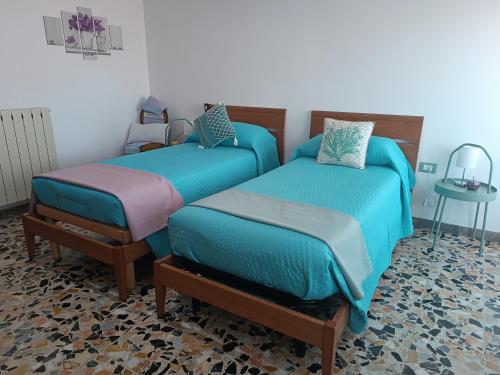 two beds sitting next to each other in a room at La Vista Storica in Piombino
