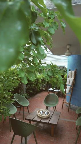 a patio with a table and chairs and trees at Alquiler casa en la playa, Tolu in Tolú