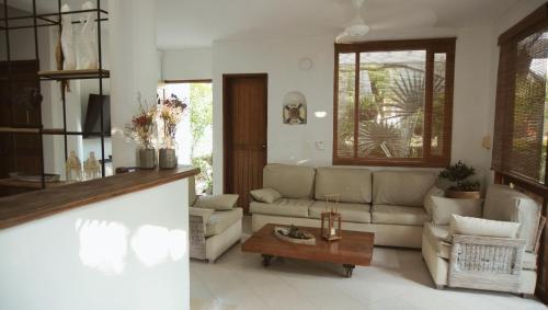 a living room with a couch and a table at Alquiler casa en la playa, Tolu in Tolú