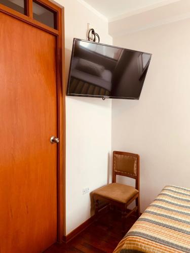 Una televisión o centro de entretenimiento en Hotel Silver