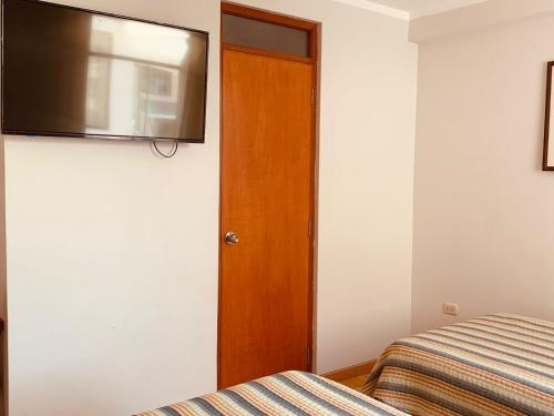 Una televisión o centro de entretenimiento en Hotel Silver