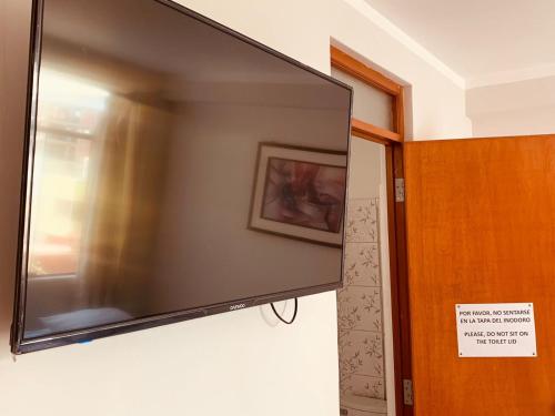 Una televisión o centro de entretenimiento en Hotel Silver
