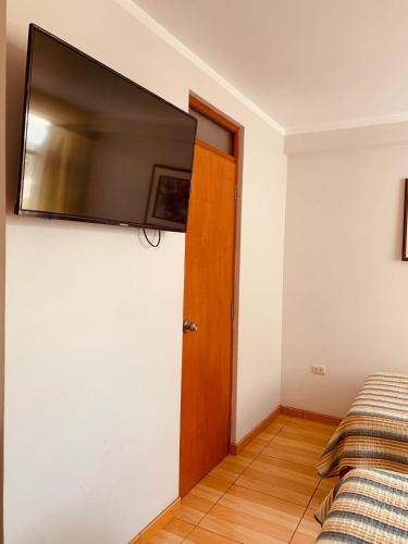 Una televisión o centro de entretenimiento en Hotel Silver