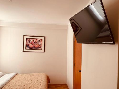 Una televisión o centro de entretenimiento en Hotel Silver