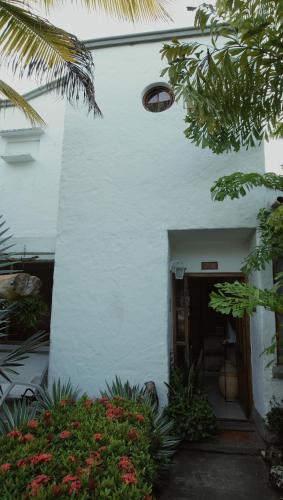 a white building with a doorway in a yard at Alquiler casa en la playa, Tolu in Tolú