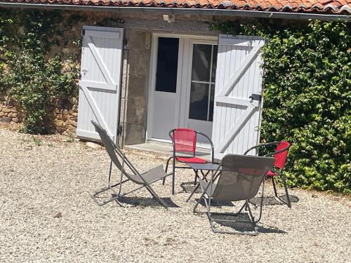 a group of chairs sitting in front of a house at Le clos de Tilio in Saint-Jean-de-Thouars