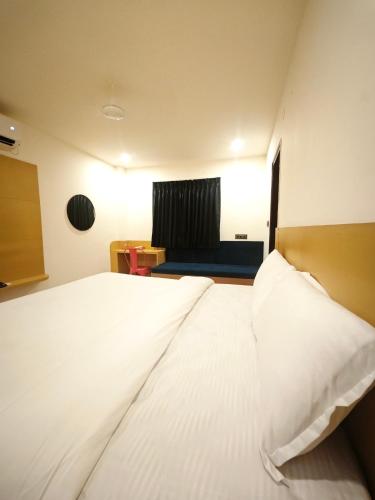 Letto o letti in una camera di Stayz Royale Hyderabad - Near LB Nagar Metro