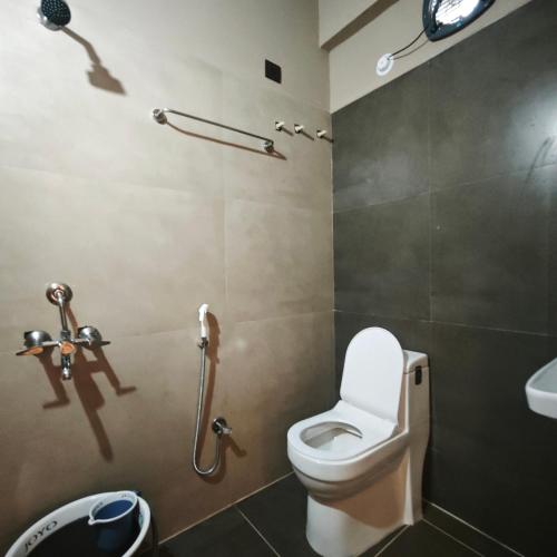 un bagno con un water e un lavandino di Stayz Royale Hyderabad - Near LB Nagar Metro a Hyderabad