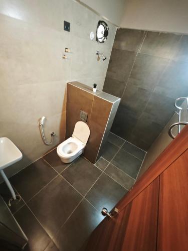 un bagno con un water e un lavandino di Stayz Royale Hyderabad - Near LB Nagar Metro a Hyderabad