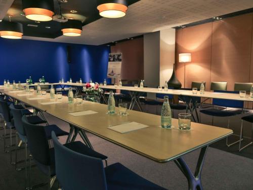 a conference room with a long table and chairs at Mercure Quemado Al-Hoceima Resort in Al Hoceïma