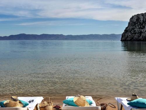 a group of people sitting on the beach at Mercure Quemado Al-Hoceima Resort in Al Hoceïma