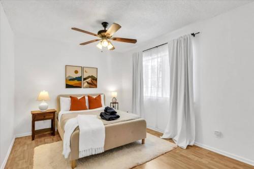 Katil atau katil-katil dalam bilik di Peaceful, Comfy Home | Office + Prime Location