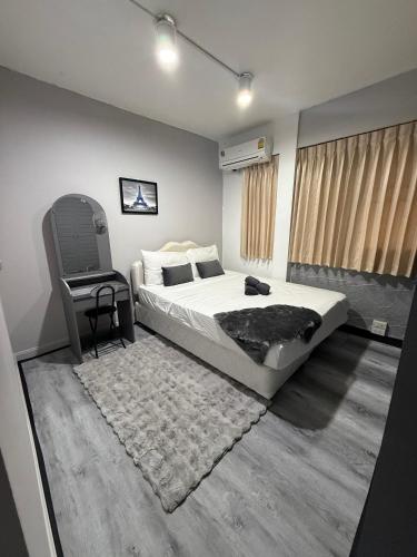 a bedroom with a bed and a desk in it at Ree House- Sukhumvit 23 in Bangkok