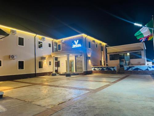 - un grand bâtiment avec vue de nuit dans l'établissement Ventura Hotel & Suites Asaba, à Mama