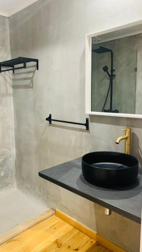 a bathroom with a black sink and a mirror at Alma d'Corval in Aldeia do Mato