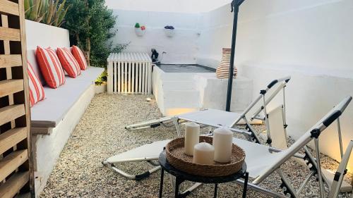 eine Terrasse mit 2 Stühlen und einem Tisch mit Kerzen in der Unterkunft Alma d'Corval in Aldeia do Mato