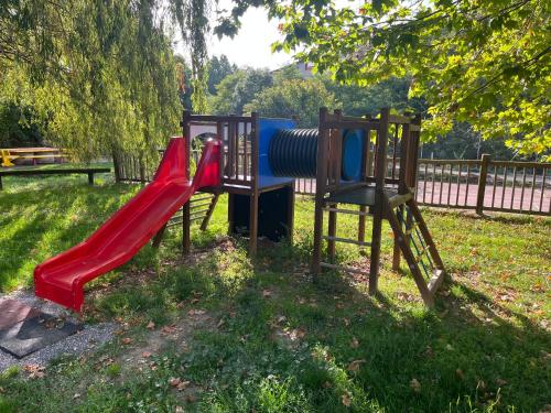 Ο χώρος παιχνιδιού για παιδιά στο Camping L'Enclave mobil-home