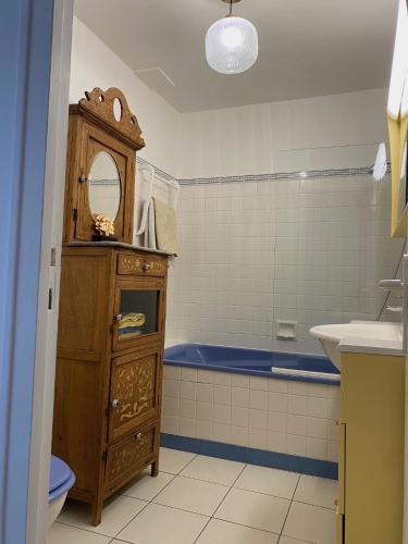 a bathroom with a sink and a toilet and a mirror at Résidence Hôtelière La Marine in Combleux