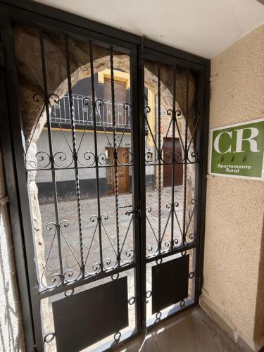 une porte ouverte avec une porte en fer forgé dans l'établissement Casa Angel, à Santa Cilia de Jaca