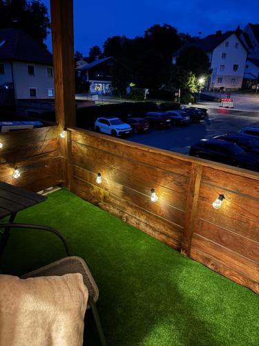 un balcon avec de l'herbe verte et des lumières dessus dans l'établissement Apartment in Bavorská Ruda, à Bayerisch Eisenstein