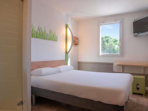 Postel nebo postele na pokoji v ubytování ibis budget Marseille Aeroport Provence