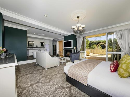 Ένα ή περισσότερα κρεβάτια σε δωμάτιο στο Grand Mercure Basildene Manor