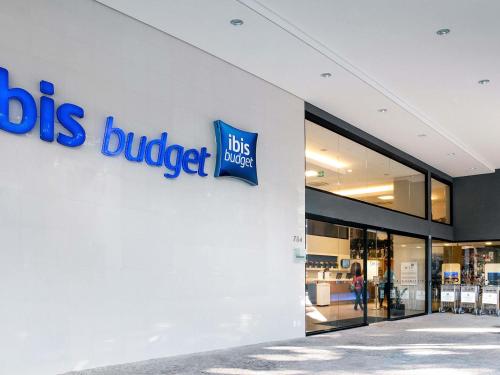 a ups store sign on the side of a building at ibis budget BH Afonso Pena Savassi in Belo Horizonte