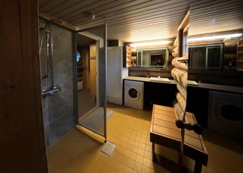 Un baño con ducha, lavabo e inodoro. en Villa Poronperä, en Kuusamo