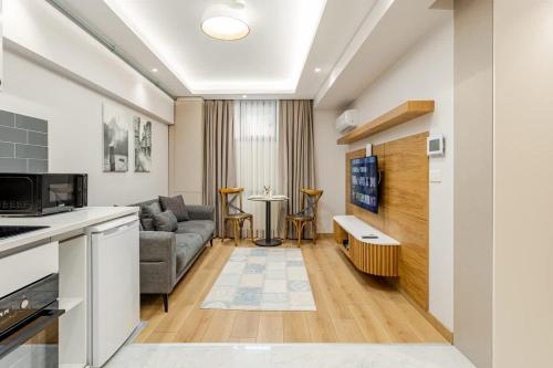 een woonkamer met een bank en een tafel bij Chido Residence in Istanbul